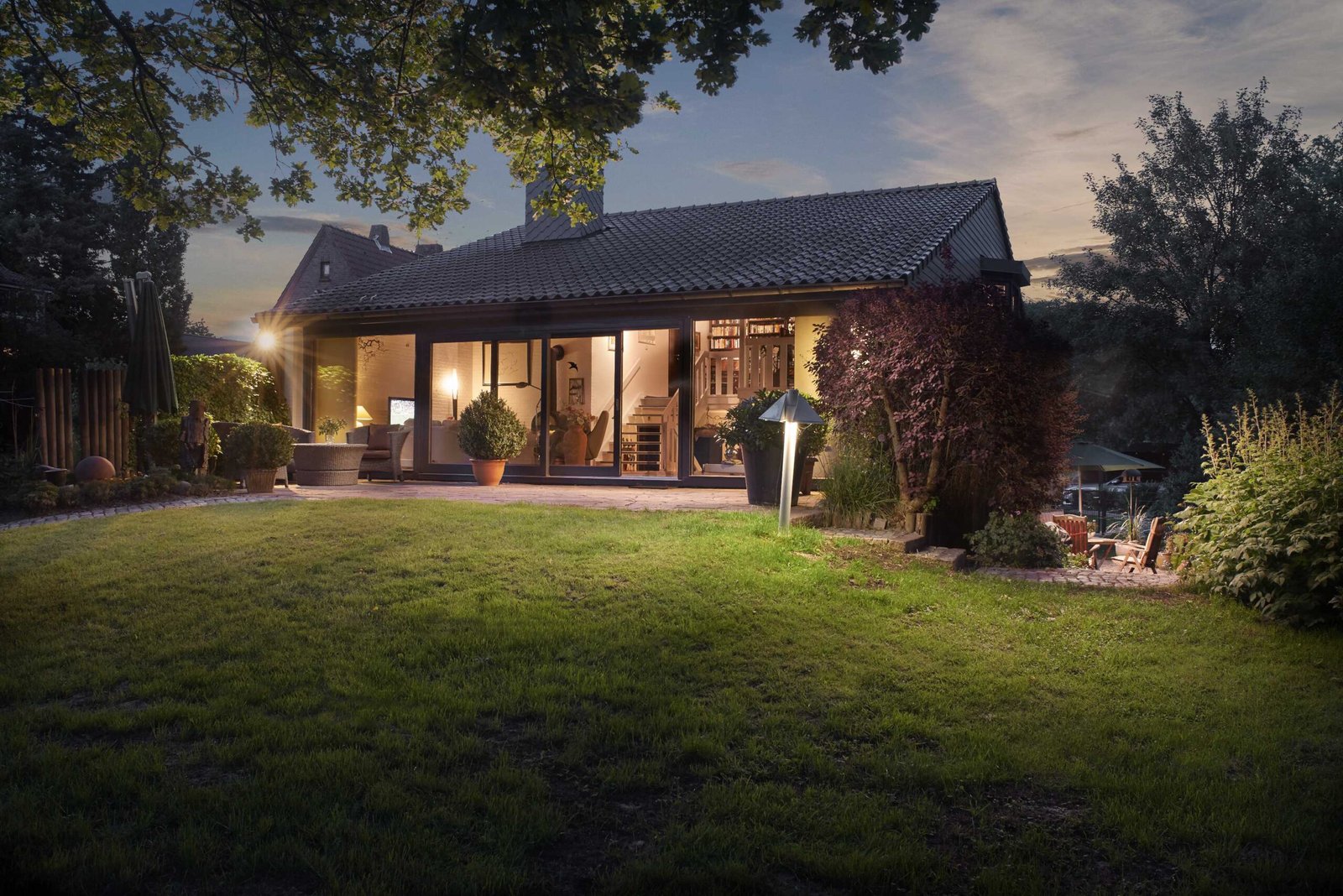 Einfamilienhaus-Rosengarten-Seite-scaled